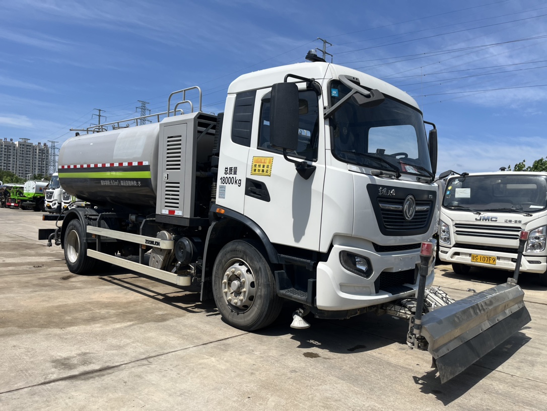 二手國六東風天錦清洗車 2??年份：2021年5月 3??發(fā)動機：康機230馬力，國六 4??底盤配置：東風天錦底盤，六檔變速箱，4500軸距，275真空胎，
